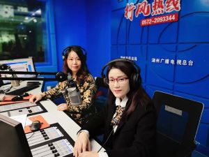 血透中心俞佩華主任走進(jìn)FM105《養(yǎng)生有道》欄目，面對面為聽眾詳述血透那些事兒。